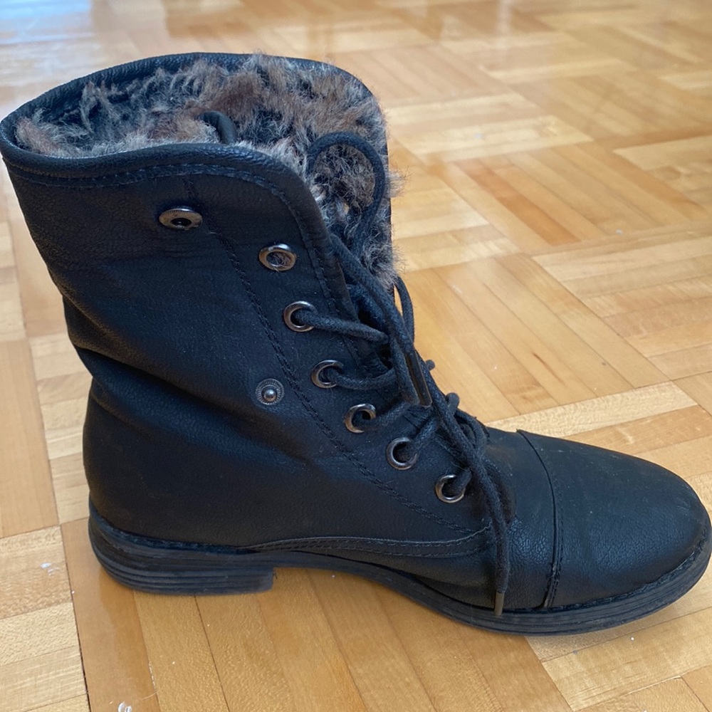 cute black boots with fur inside. very good condition. Size 6